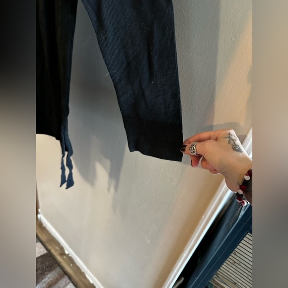 2010s Long Sleeve Thermal with straps at bottom - Picture 7 of 7